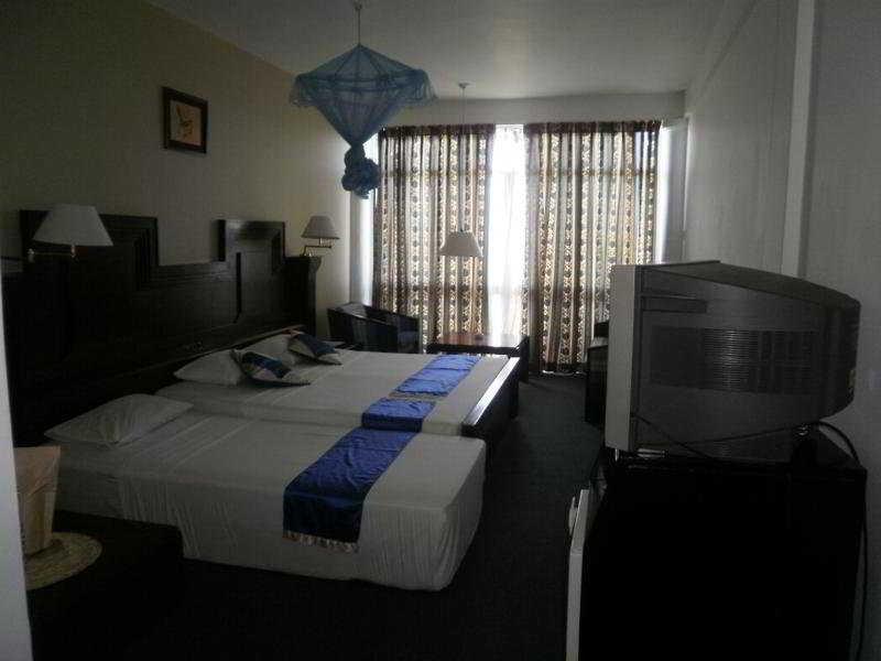 Peacock Beach Hotel Хамбантота Екстериор снимка