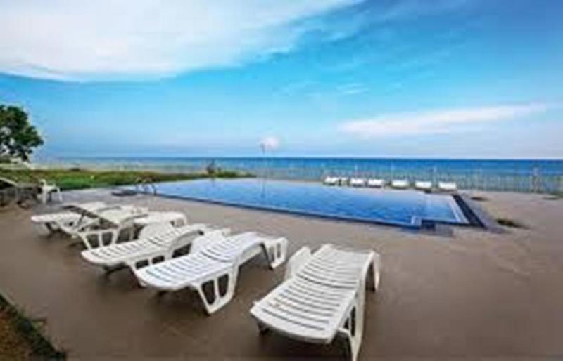 Peacock Beach Hotel Хамбантота Екстериор снимка