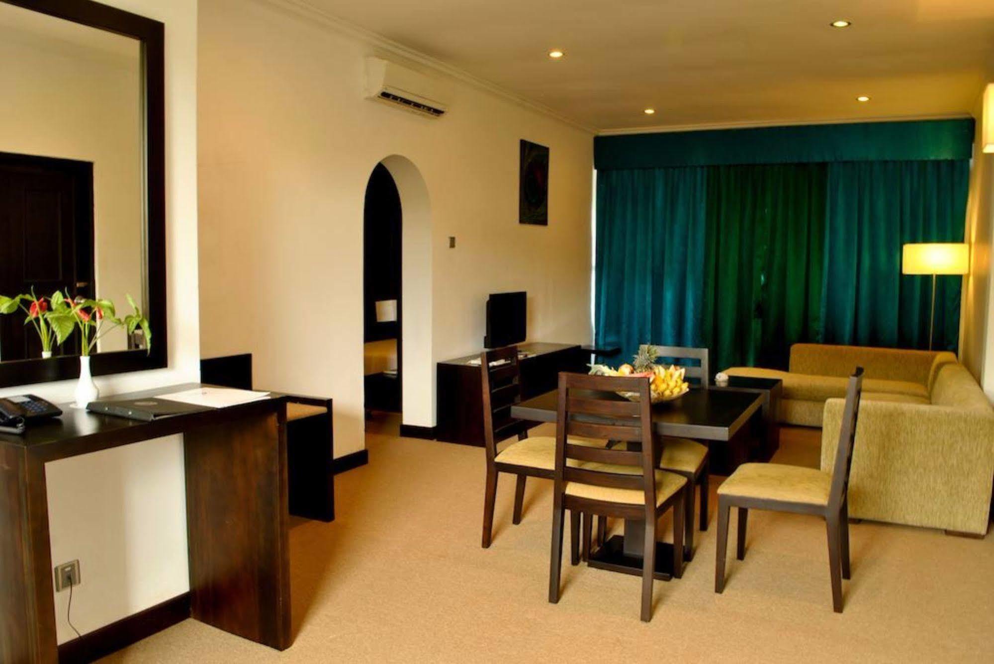 Peacock Beach Hotel Хамбантота Екстериор снимка