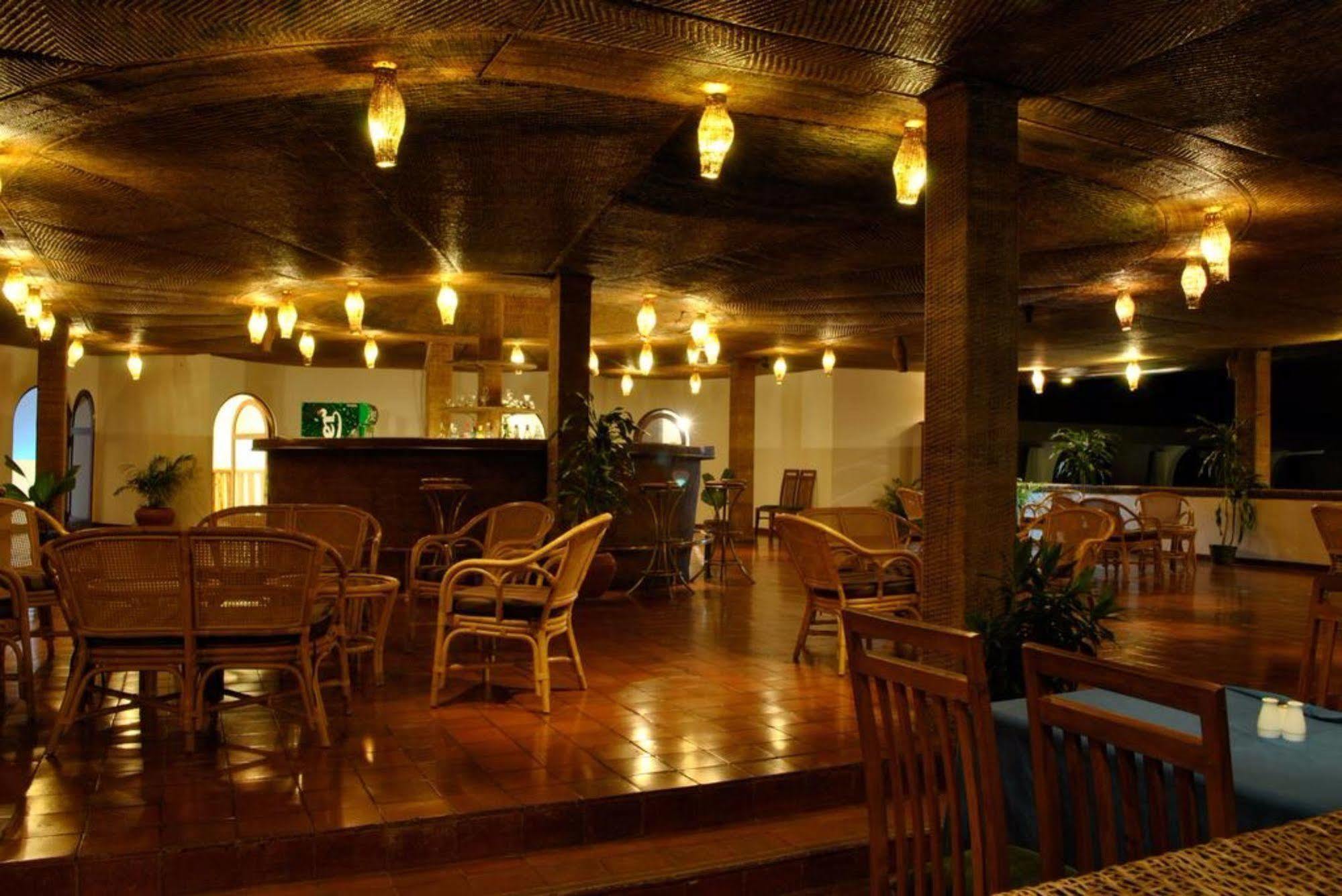 Peacock Beach Hotel Хамбантота Екстериор снимка