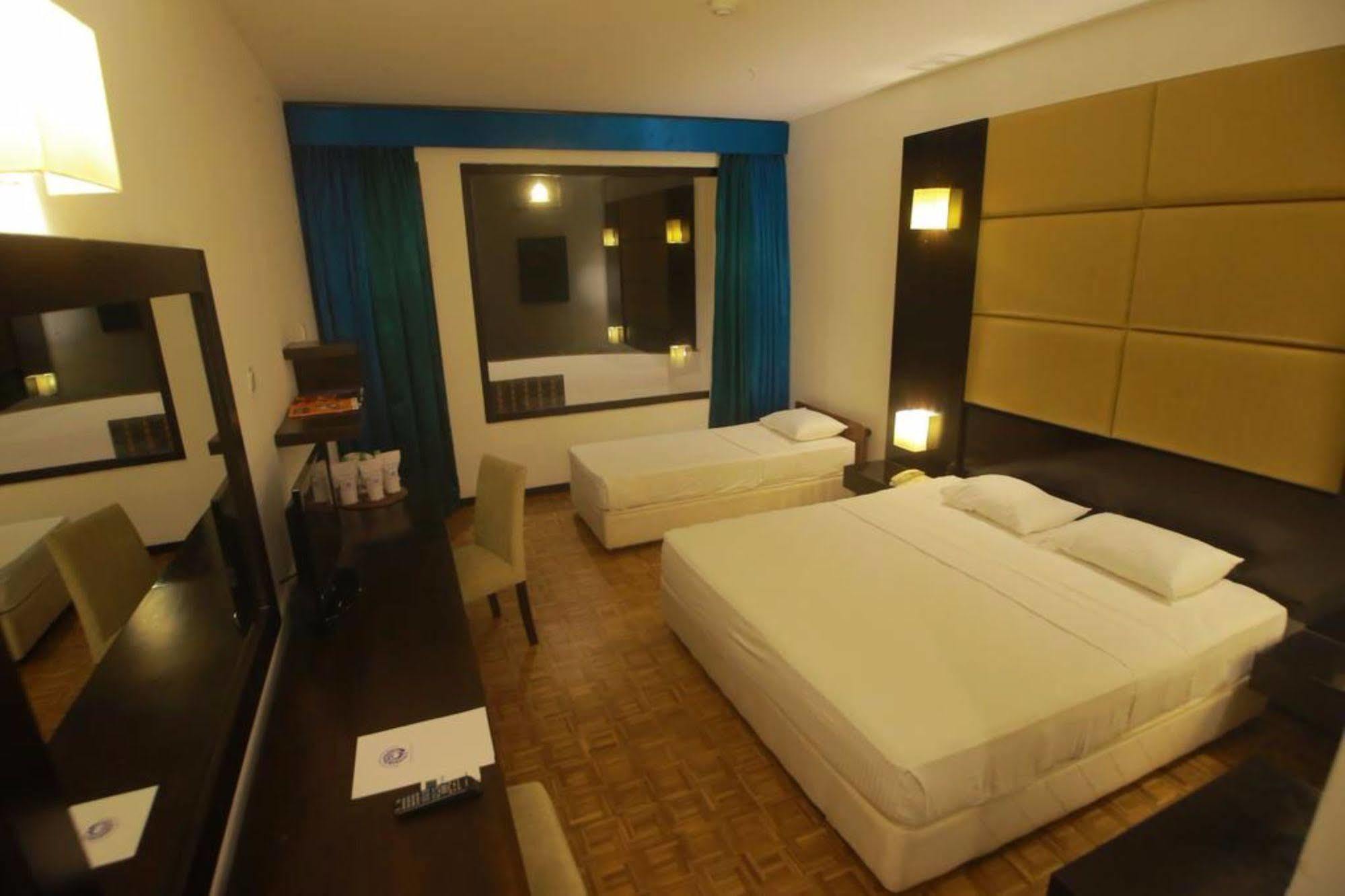 Peacock Beach Hotel Хамбантота Екстериор снимка