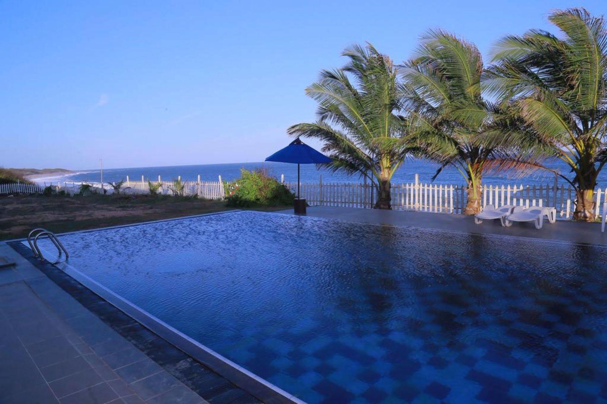 Peacock Beach Hotel Хамбантота Екстериор снимка