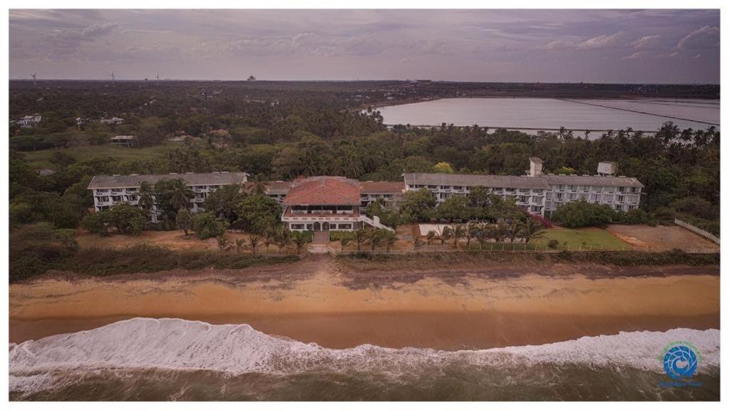 Peacock Beach Hotel Хамбантота Екстериор снимка