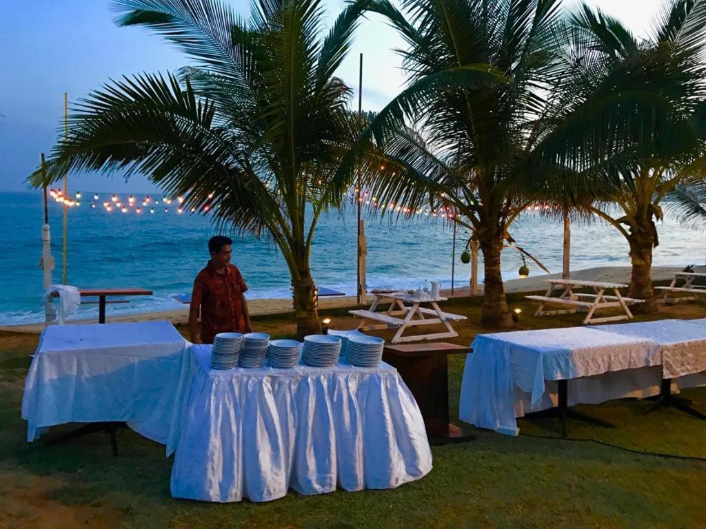 Peacock Beach Hotel Хамбантота Екстериор снимка